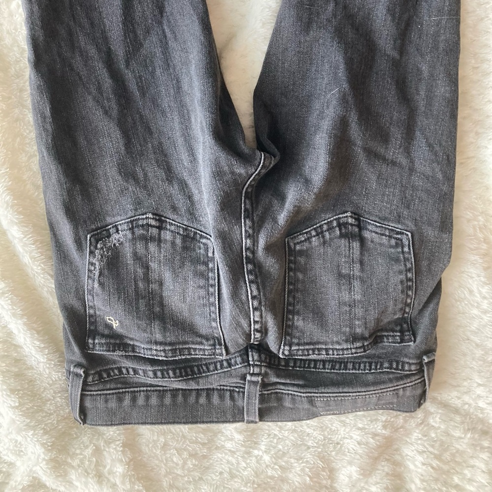 Distressed skinny jeans